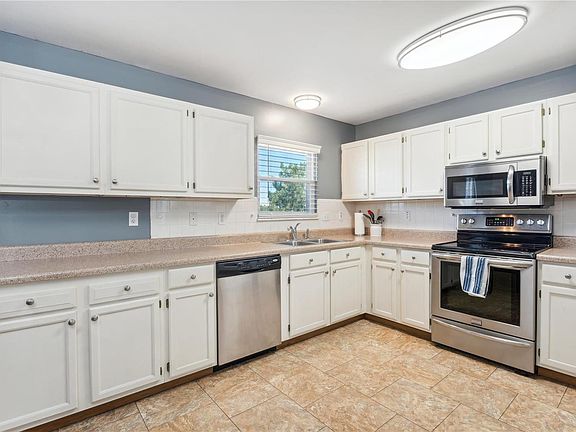5th image of 218 W Bend Ln
