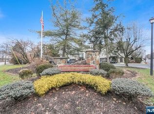 10 Falls Bridge Dr, Totowa, NJ 07512