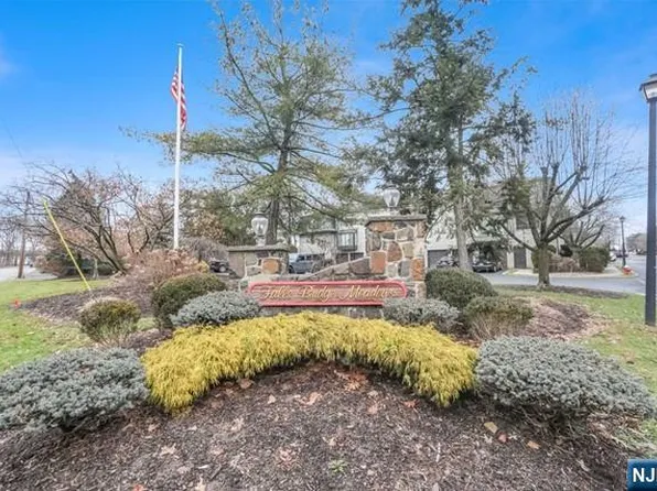 10 Falls Bridge Dr, Totowa, NJ 07512