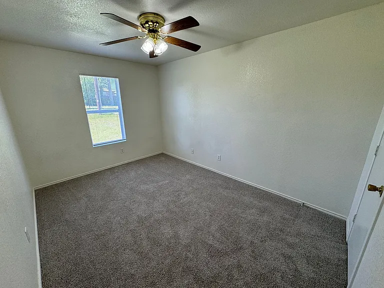 4600 Greyhound Dr — Photo 23