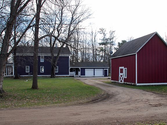 barn & driveway on side