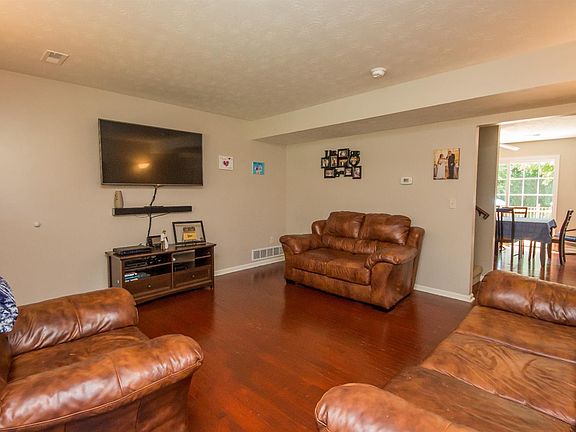 4th image of 135 Oliver Dr
