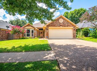 932 Freshwood Ct, Arlington, TX 76017