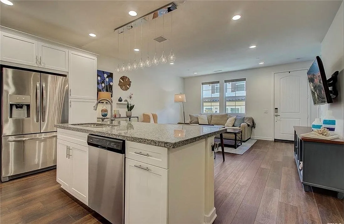 3 bed, 2.5 bath, 1440 sqft, $3,800 — Photo 3