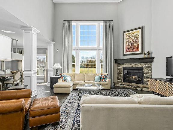 5th image of 1074 Heritage St