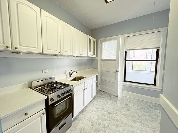 5th image of 817 W Belle Plaine Ave #3R