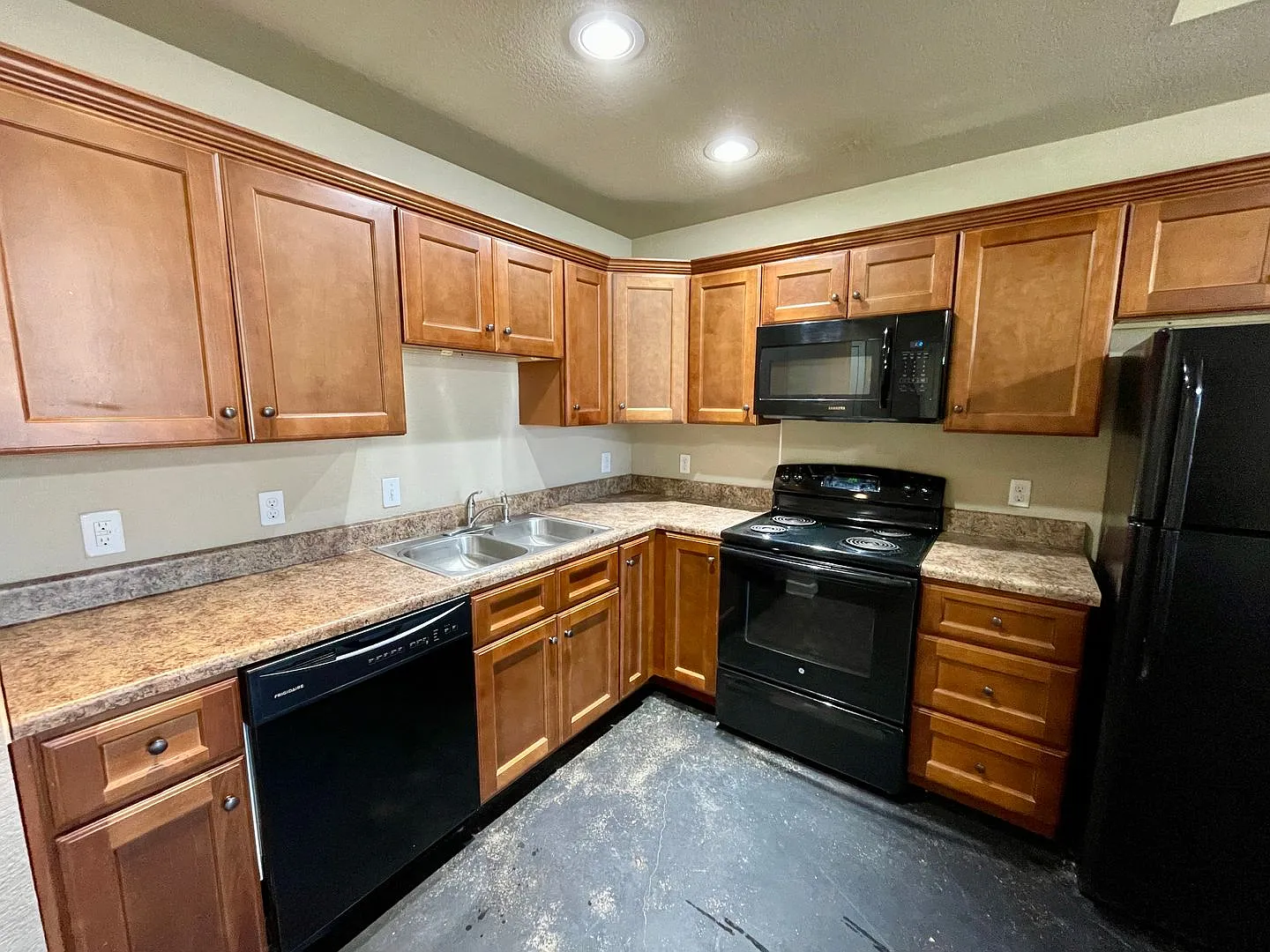 2 bed / 1 bath available now! — Photo 2
