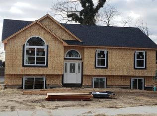 26 Oakland Ave, Bay Shore, NY 11706