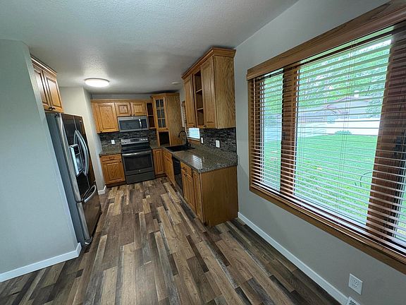 3rd image of 1324 W Cedar Ave