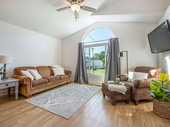 3rd image of 147 Waxwing Ct NE