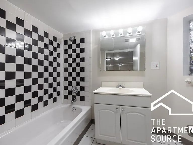 2110 N Avers Ave #G — Photo 7
