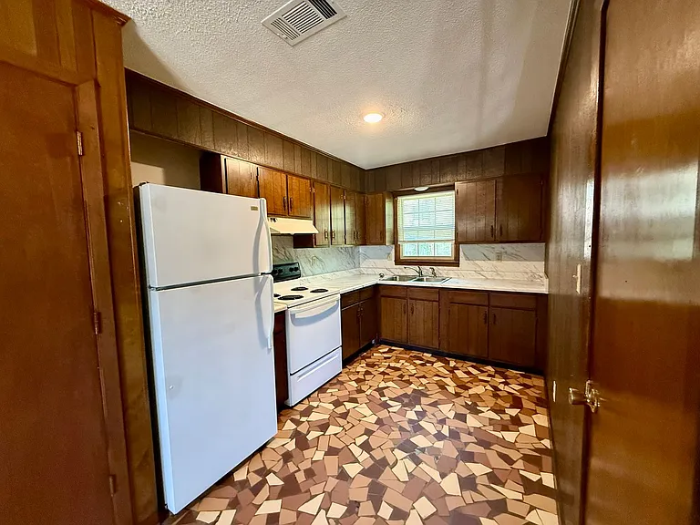 819 W Matthews Ave — Photo 3