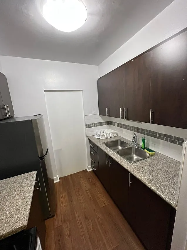 Flex Room with Balcony - Davisville Avenue & Yonge Street — Photo 3