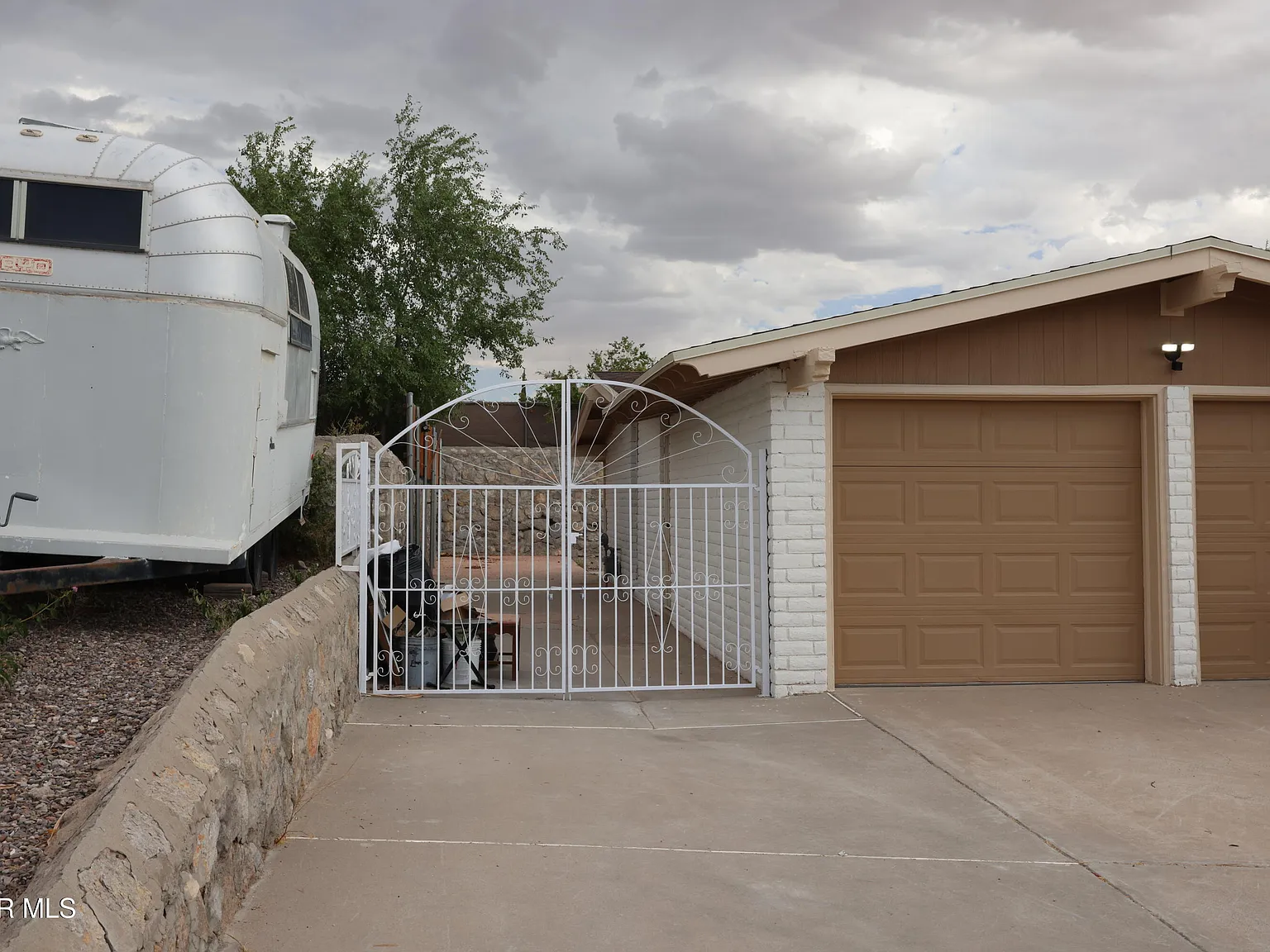 3 bed, 2.0 bath, 1804 sqft — Photo 3