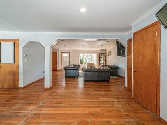 5th image of 37 Suburbia Dr
