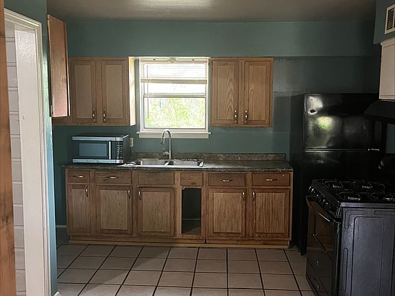 Gas Range and Refrigerator included