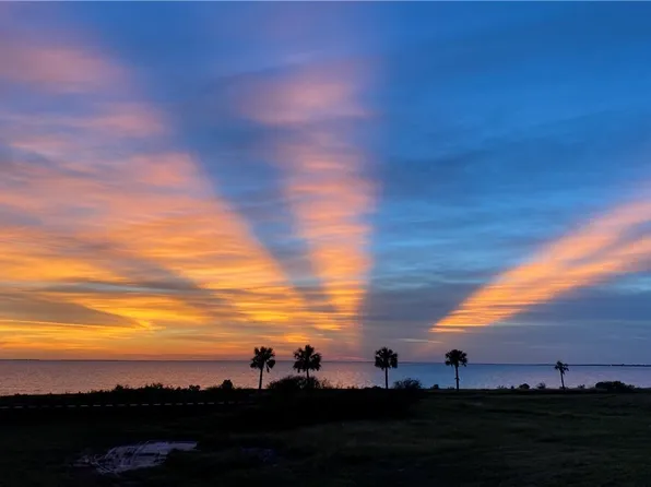 47 Bay Club Dr, Seadrift, TX 77983
