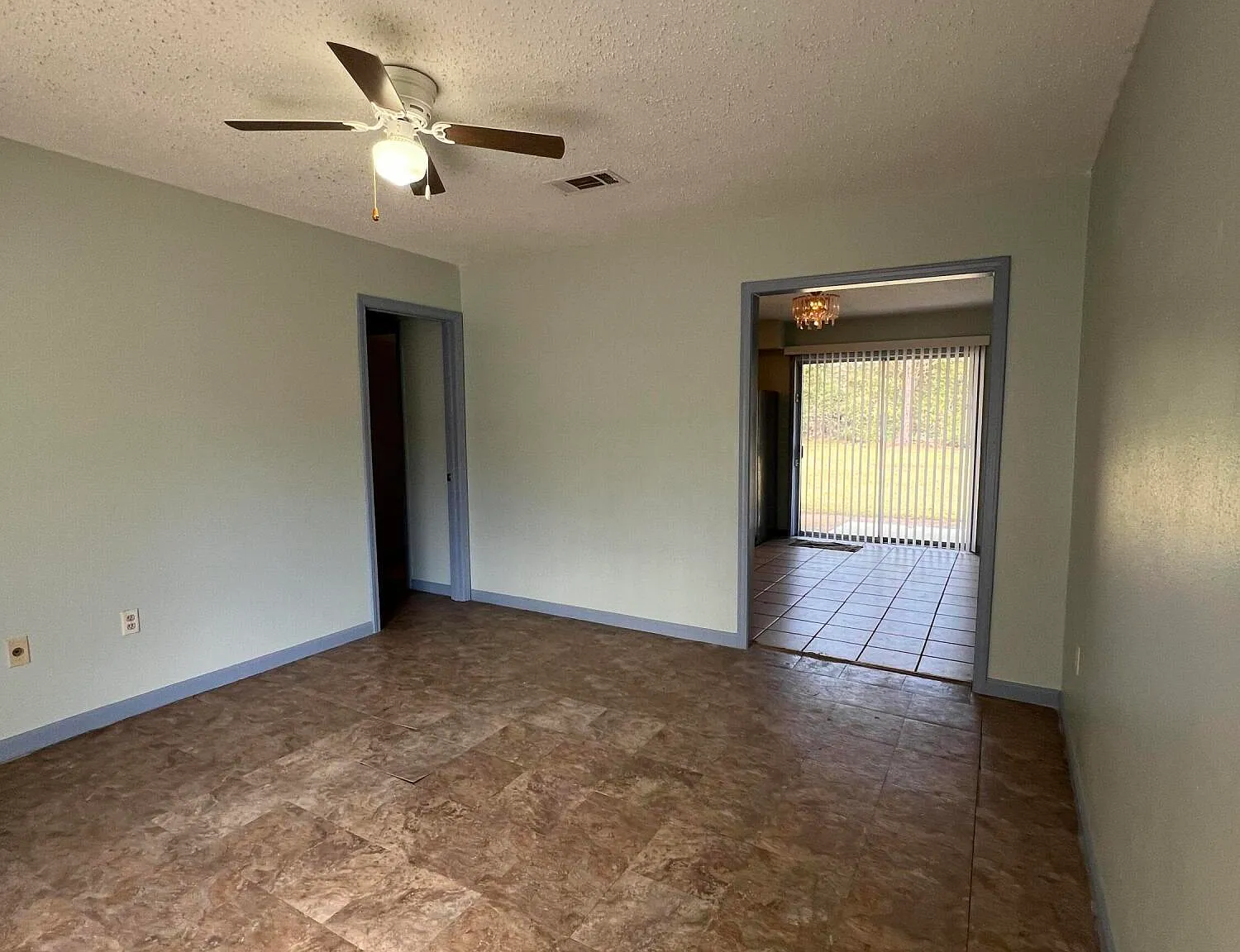 3 bed, 1.5 bath, 1134 sqft, $1,200 — Photo 2