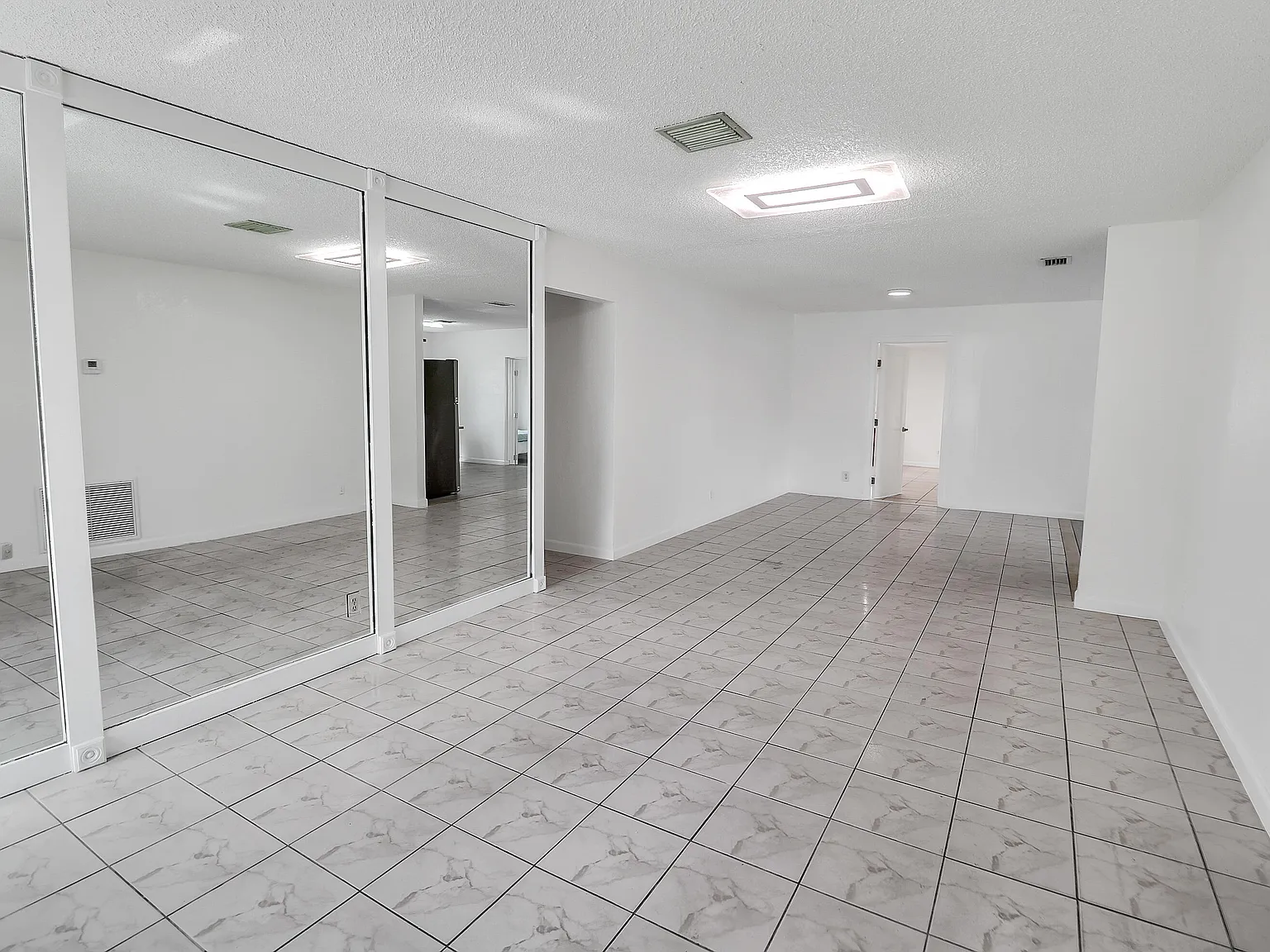 3 bed, 2.0 bath, 2011 sqft, $4,000 — Photo 4