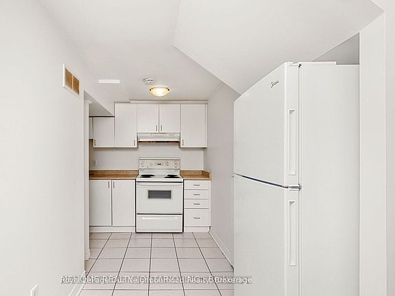 3rd image of 14 Tarsus Cres #2