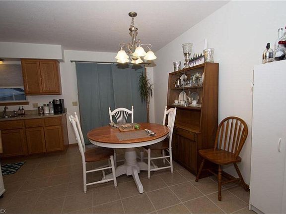 5th image of 1053 Beachview Rd