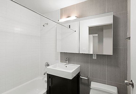 4th image of 4134 Crescent St APT 4m