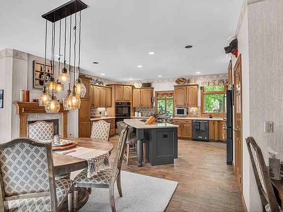 2nd image of 4940 Country Ln