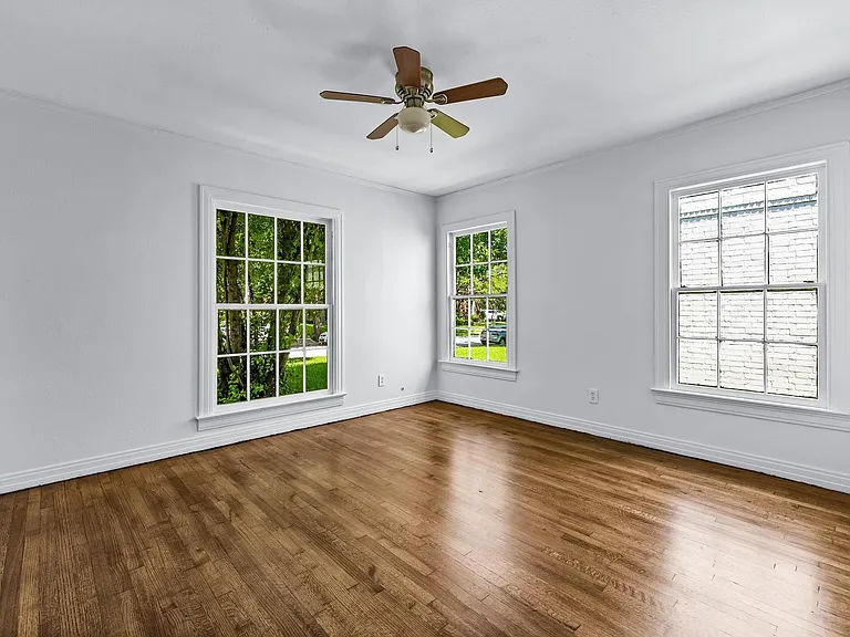 2833 Dyer St — Photo 4