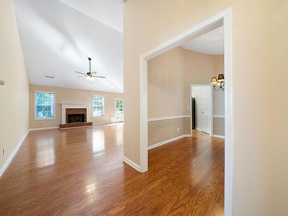 4th image of 354 Silverthorn Dr NW