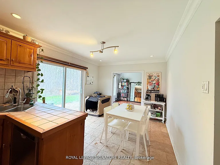 38 Burnhamthorpe Rd W — Photo 6