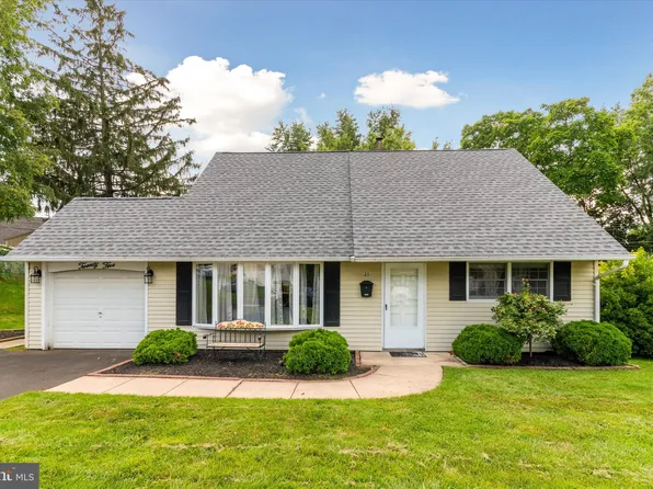25 Horn Rd, Levittown, PA 19056
