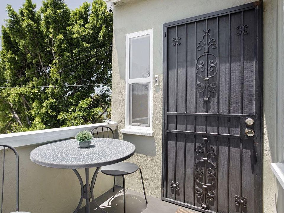 Entrance with balcony