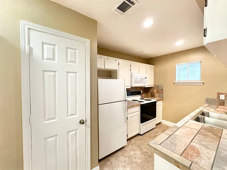 2308 W Hickory St — Photo 7