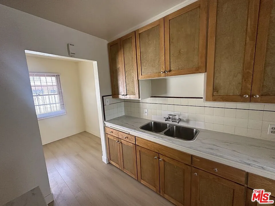 1 bed, 1.0 bath, 2976 sqft, $1,800 — Photo 4