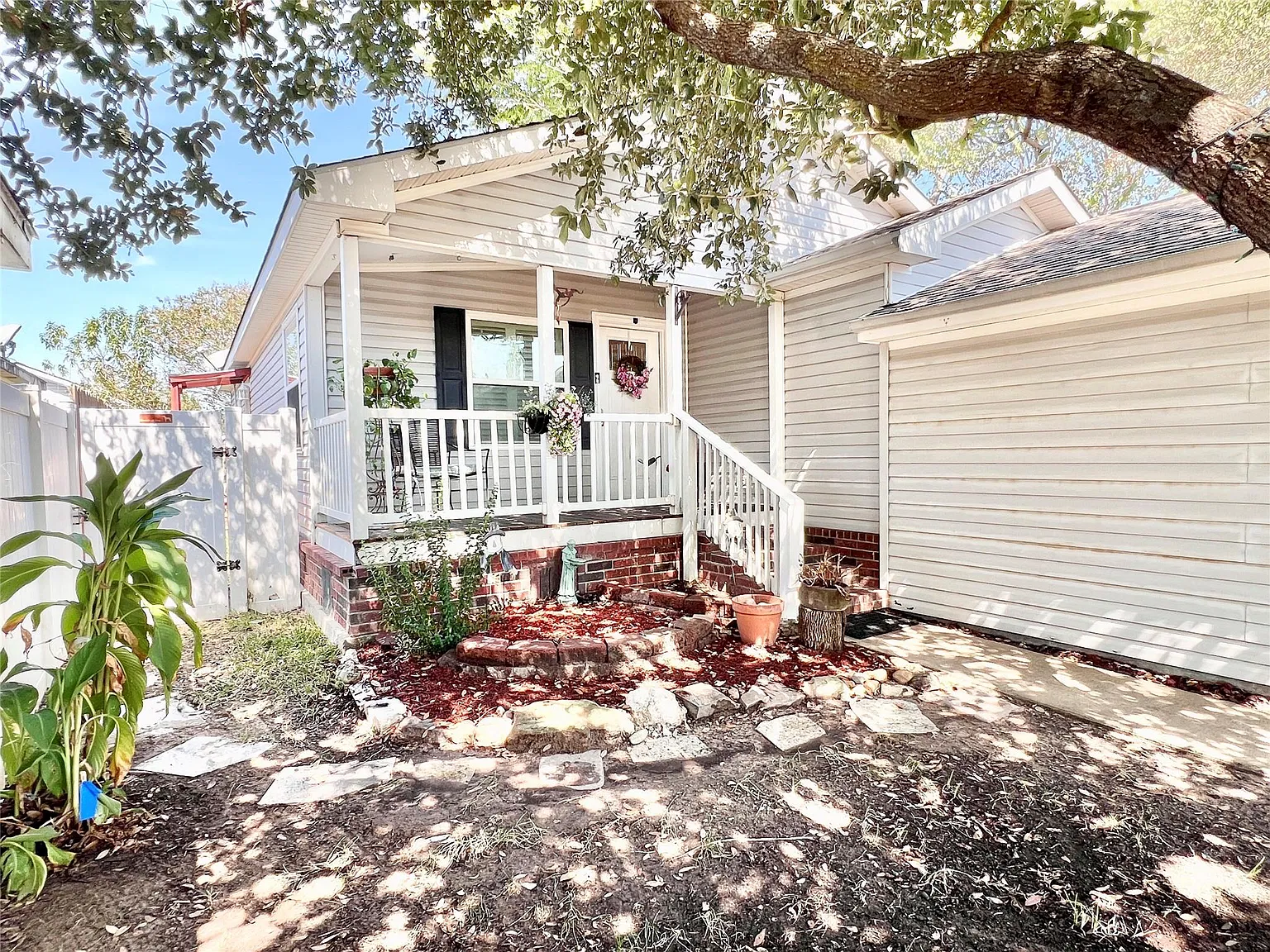 3 bed, 2.0 bath, 1218 sqft, $1,750 — Photo 1