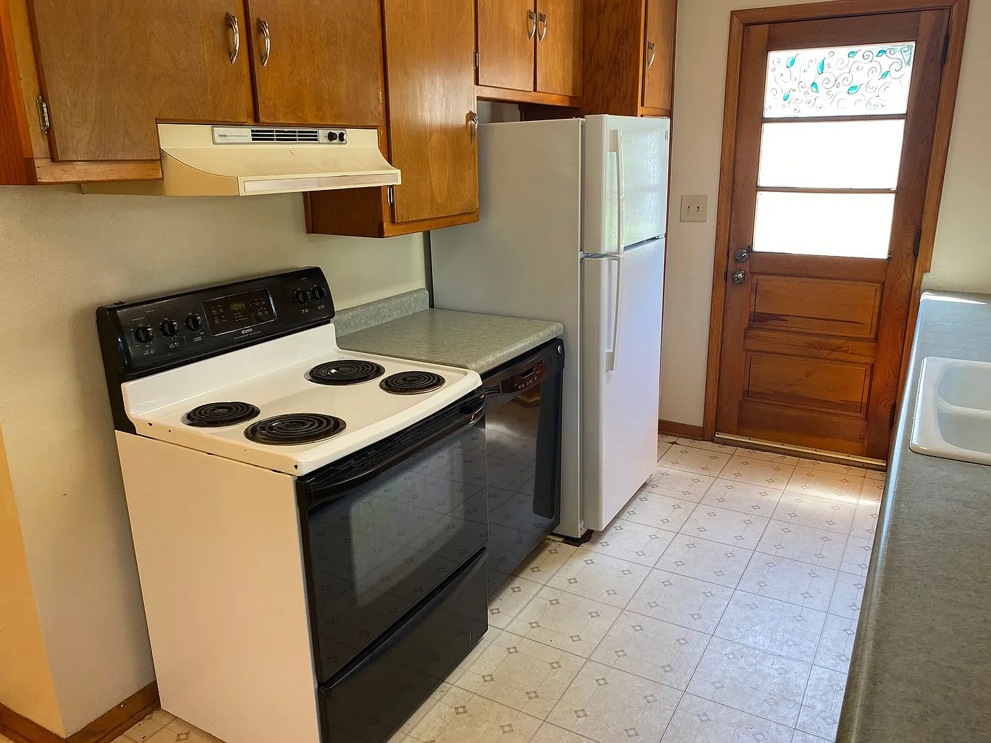 4-Bedroom 1.5 Bath Single-Family Home With Huge Back Yard — Photo 2