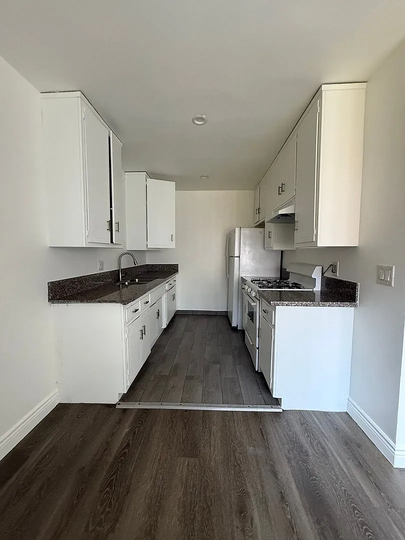 1435 S. Mansfield Ave. (No Maintenance) — Photo 2