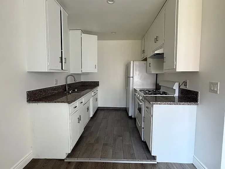 1435 S Mansfield Ave — Photo 2