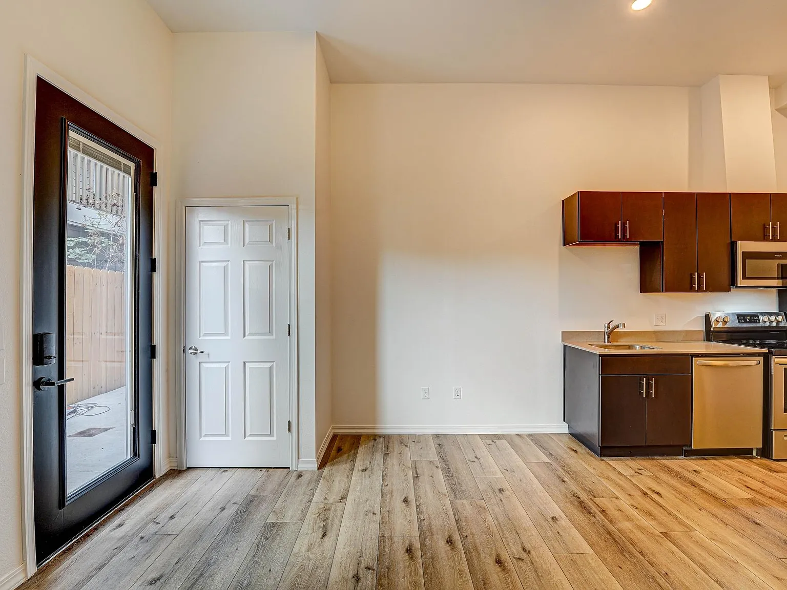 Studio, 291 sqft, $1,895 — Photo 4