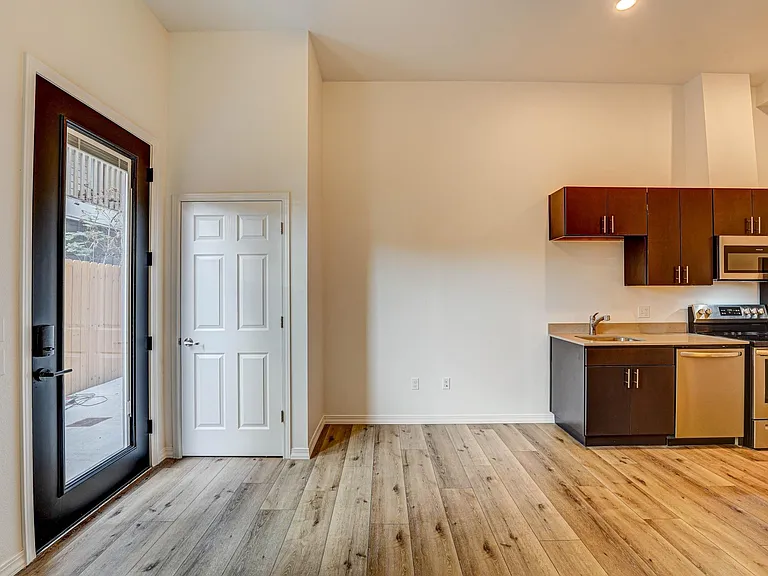560 1st Ave N #105 — Photo 5