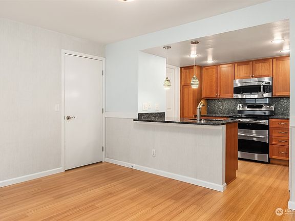 4th image of 2711 174th Avenue NE