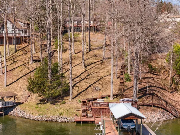 301 Indian Run Trl, Hardy, VA 24101