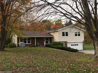 10060 Meadow Dr, Chardon, OH 44024