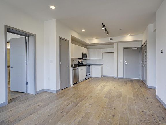 4th image of 400 Herron Dr #101