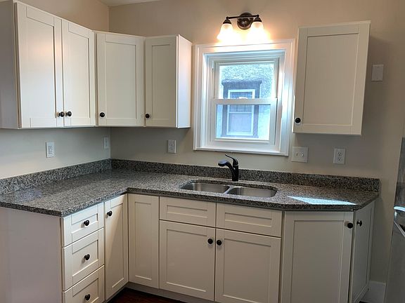 3rd image of 1011 Argyle St