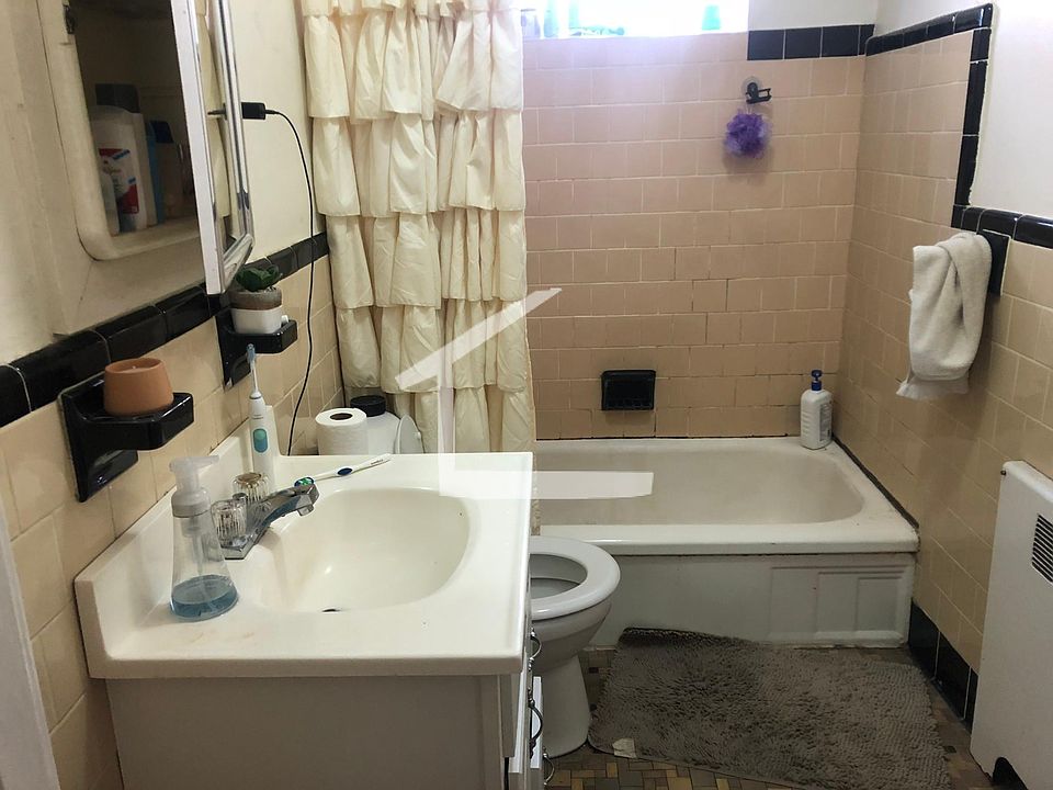 2nd image of 20 Brock St #2U