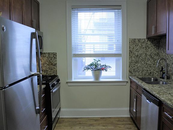 5th image of 3343 N Leavitt St APT 1