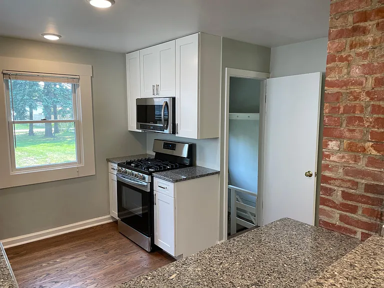 560 W 7th St — Photo 3
