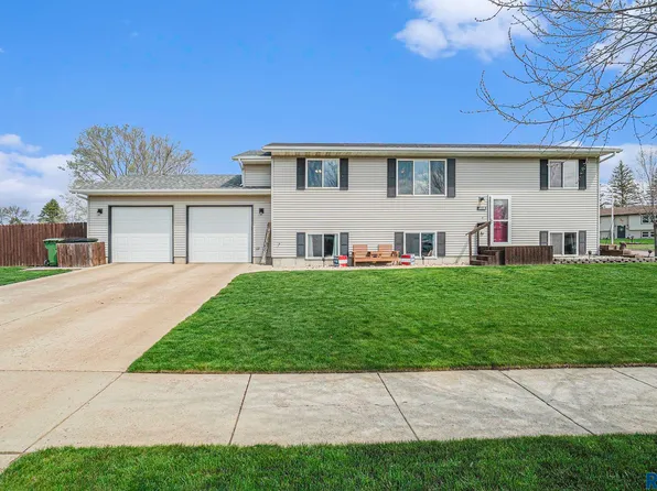 1408 NE 5th St, Madison, SD 57042