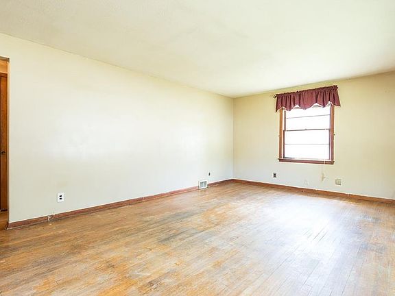 5th image of 9881 Valleyview Dr